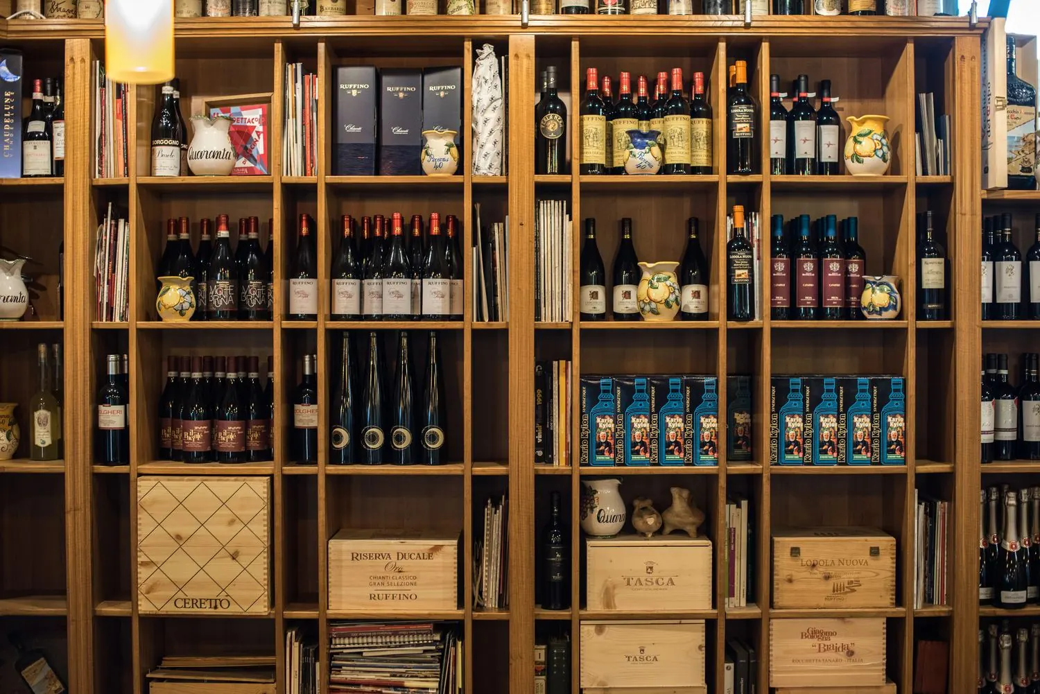 Lo scaffale della cantina pieno di bottiglie