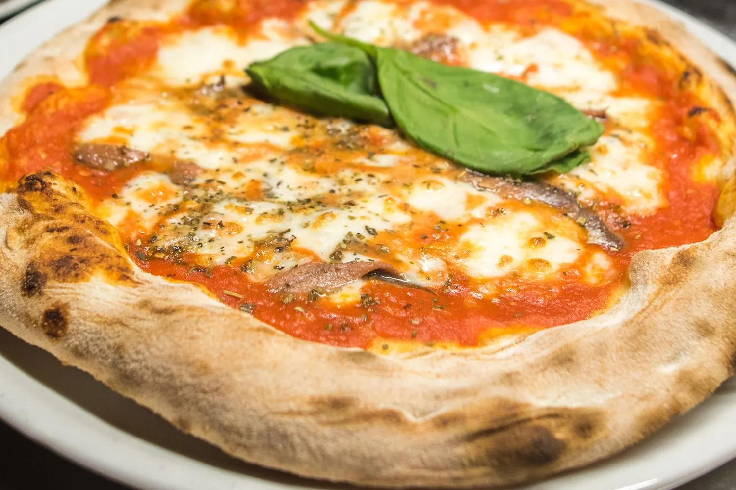 Pizza con bufala e basilico, primo piano