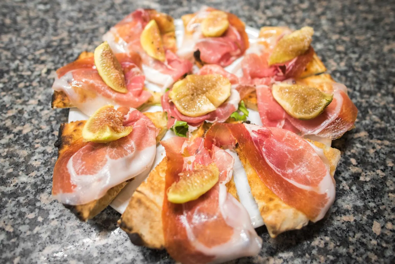 Pizza con prosciutto crudo e fichi