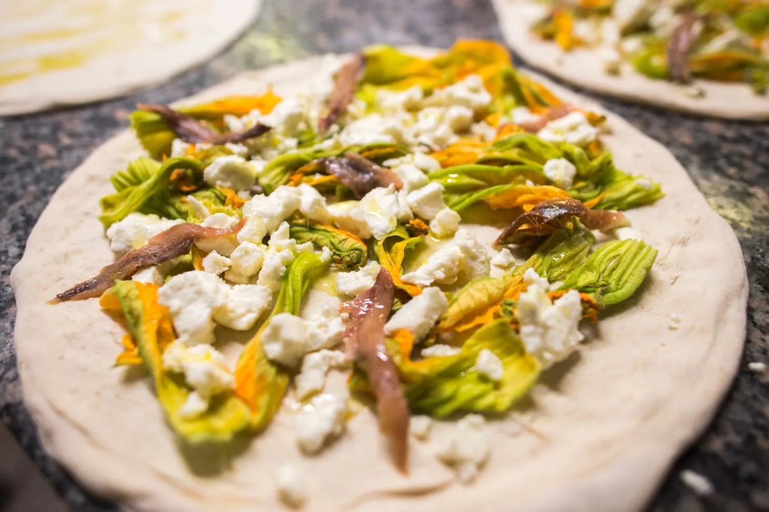 Pizza ai fiori di zucca pronta per il forno