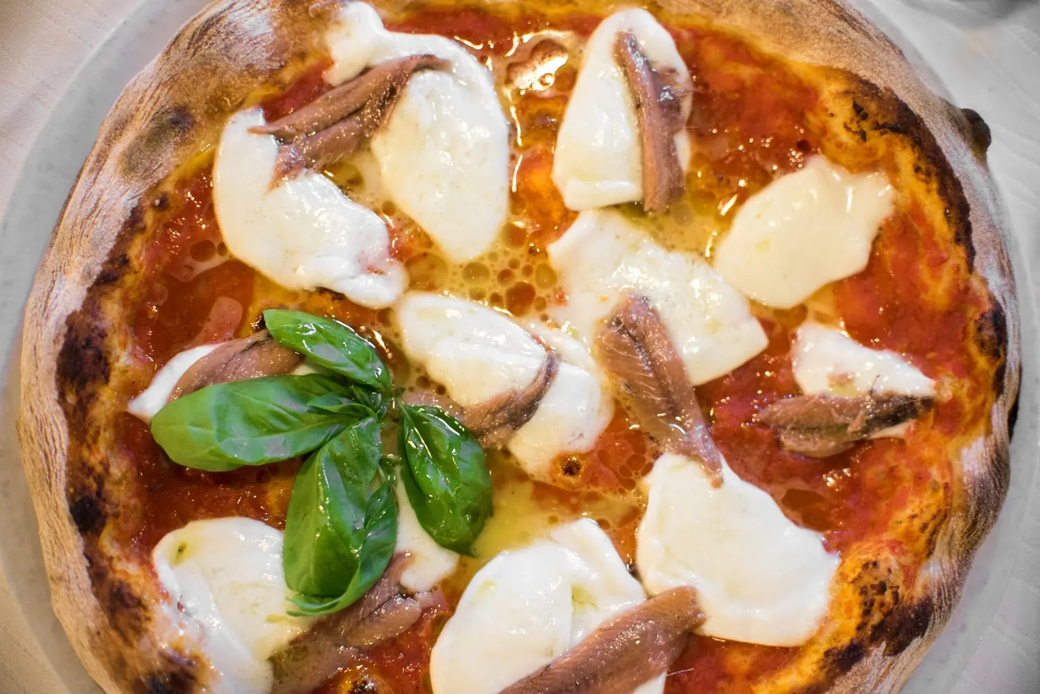 Vera Napoli con bufala, alici e basilico