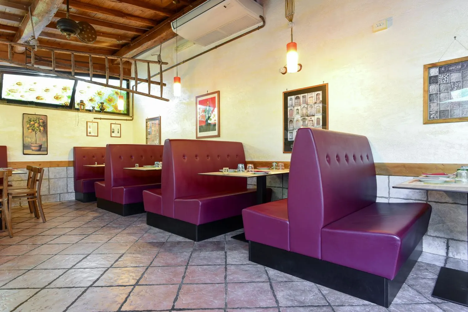 La sala con i divanetti bordeaux