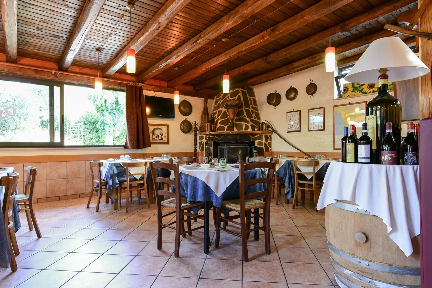 La sala principale con le travi in legno